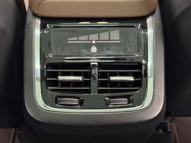 2022 Volvo XC60 B5 Inscription photo 42