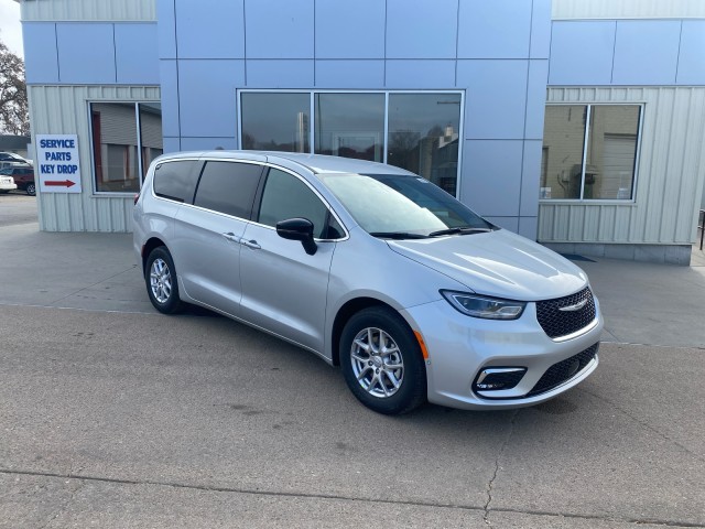 2026 Chrysler Pacifica Select's photo