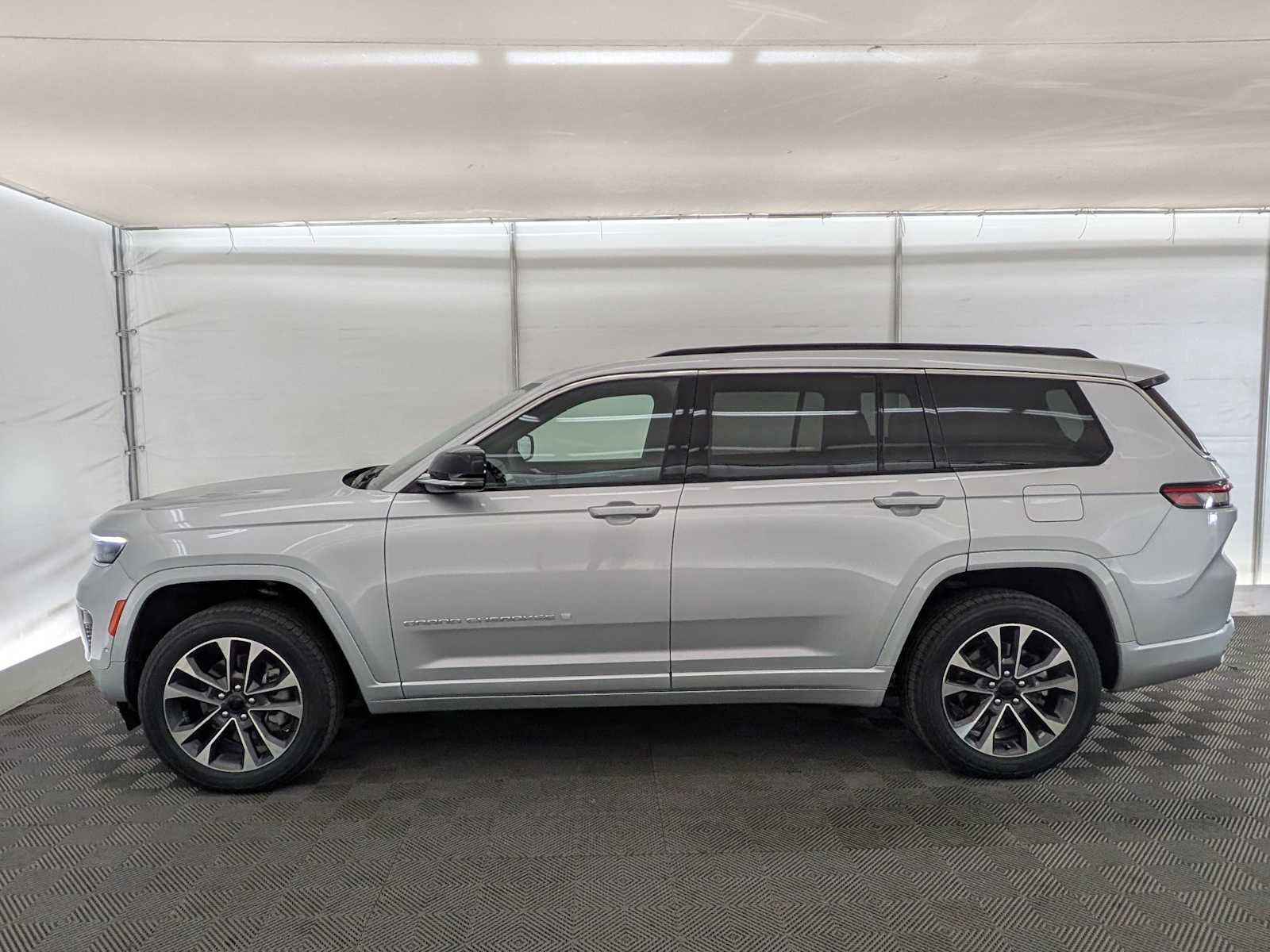 2024 Jeep Grand Cherokee Overland photo 2