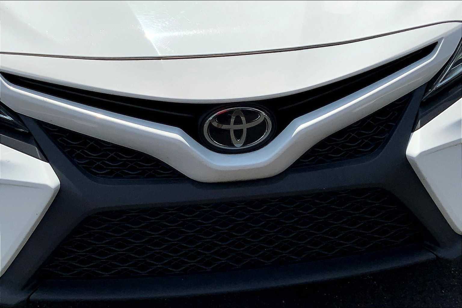 2019 Toyota Camry SE photo 24