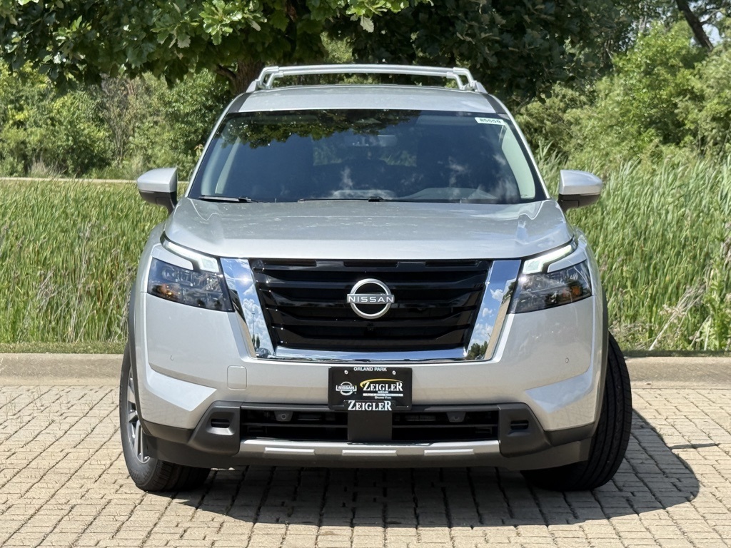 2025 Nissan Pathfinder SL photo 3