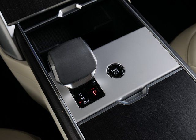 2024 Land Rover Range Rover SE photo 13