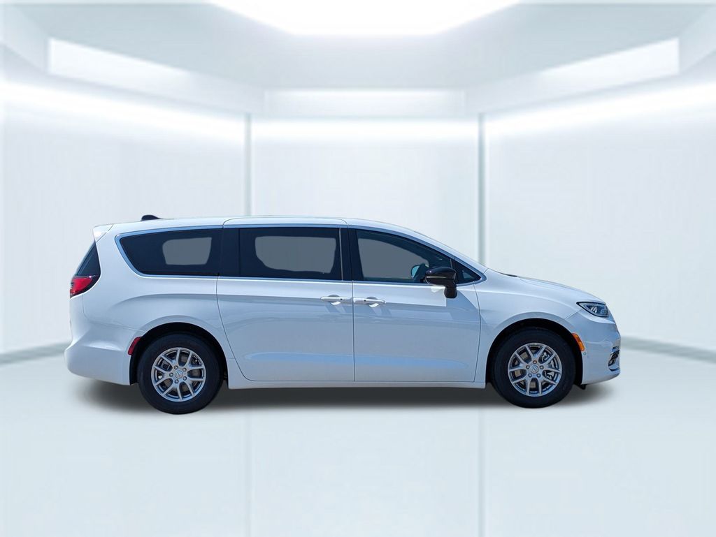 2026 Chrysler Pacifica photo 6