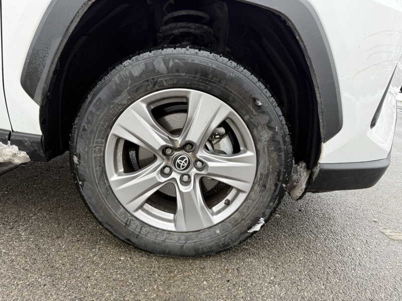 2023 Toyota RAV4 XLE photo 3