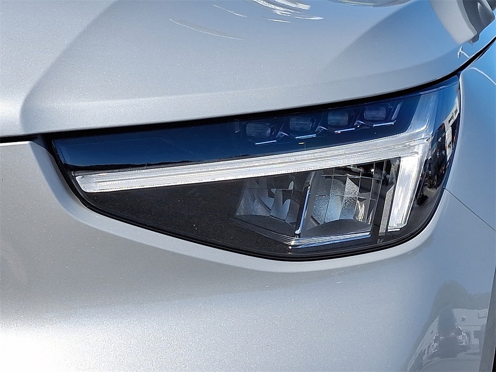 2025 Volvo XC40 Core photo 10