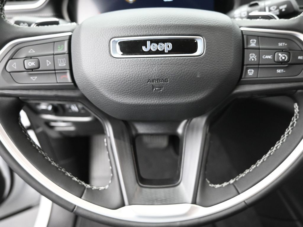 2025 Jeep Grand Cherokee Altitude photo 12