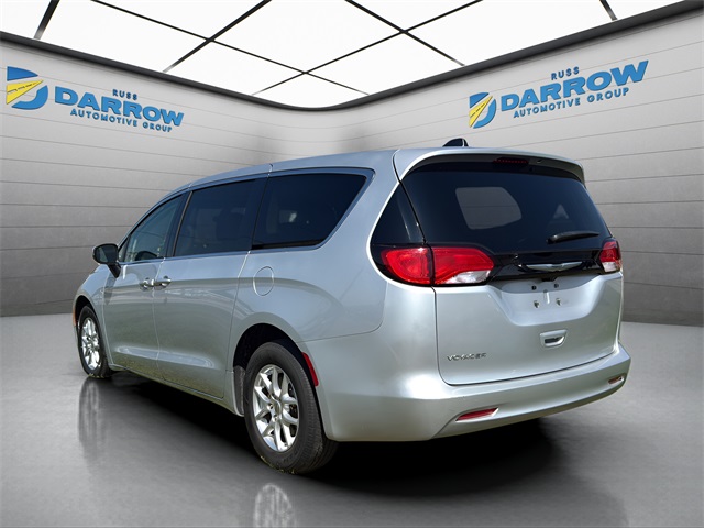 2022 Chrysler Voyager LX photo 3