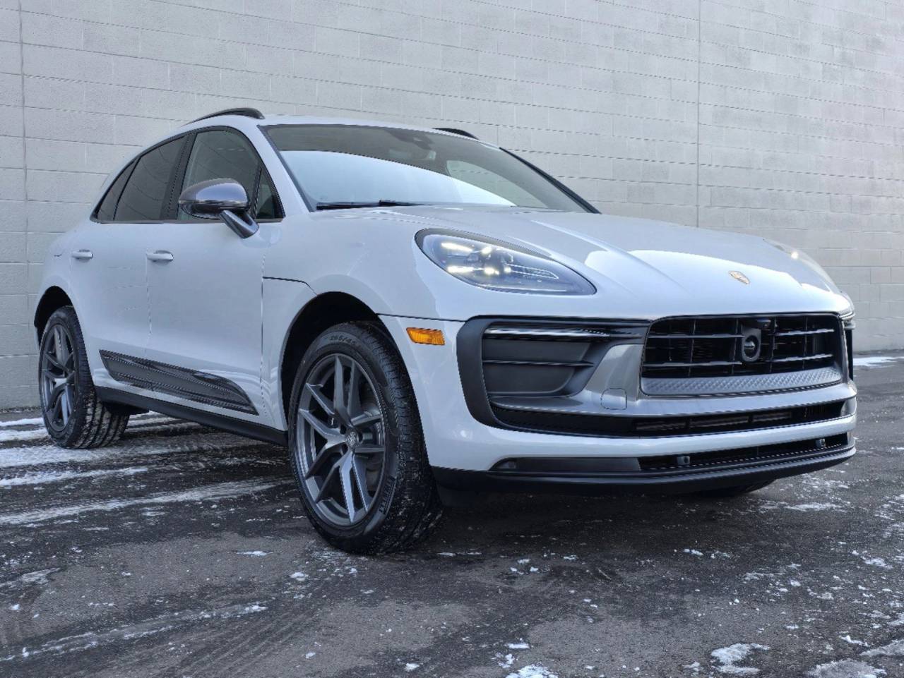 2025 Porsche Macan T photo 3