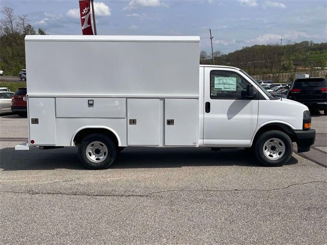 2025 Gmc Savana Cutaway 3500 photo 2