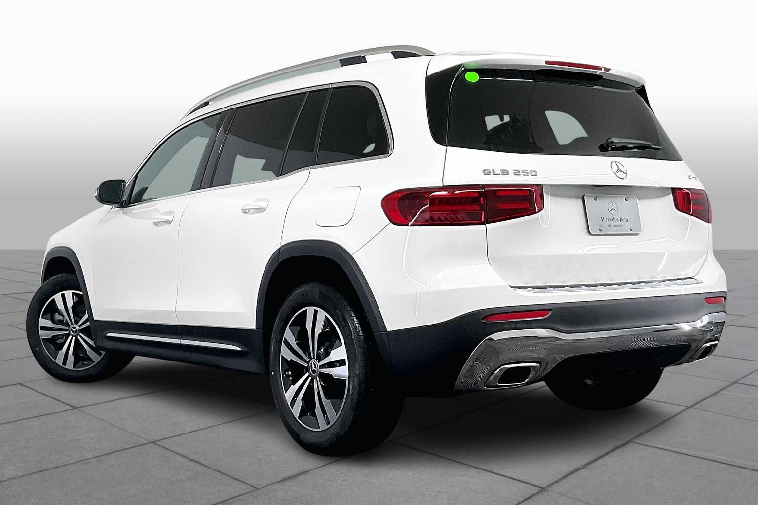 2025 Mercedes Benz GLB 250 4MATIC photo 4
