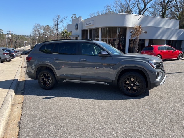 2025 Volkswagen Atlas Peak Edition SE photo 2