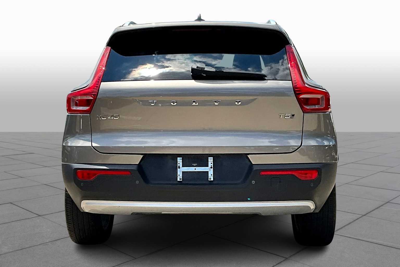 2022 Volvo XC40 Momentum photo 4