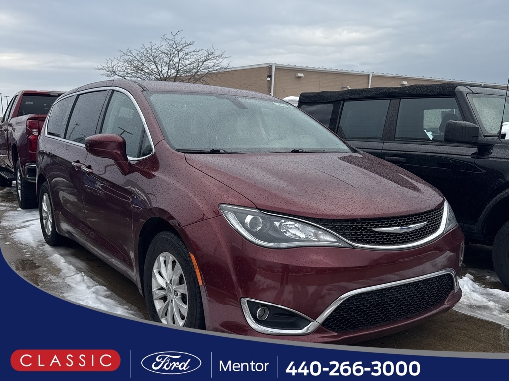 2018 Chrysler Pacifica Touring Plus's photo