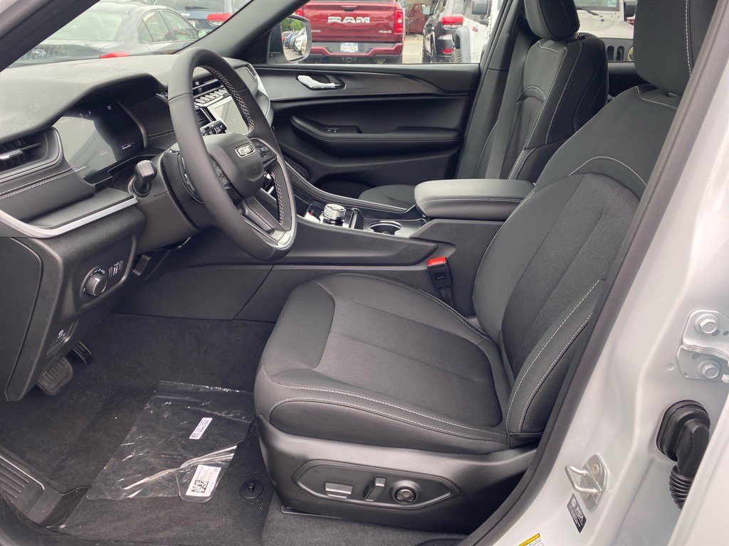 2025 Jeep Grand Cherokee Laredo X photo 5