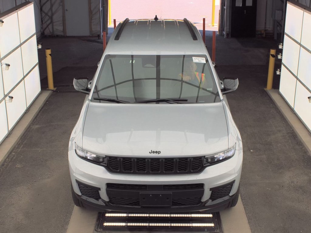 2024 Jeep Grand Cherokee Altitude photo 2