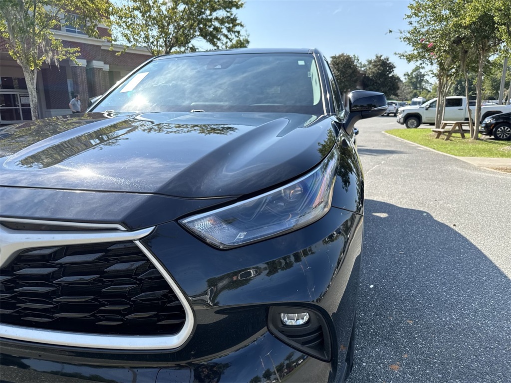 2024 Toyota Highlander LE photo 9