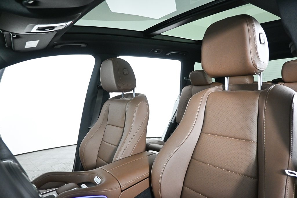 2025 Mercedes Benz GLS 450 4MATIC photo 3