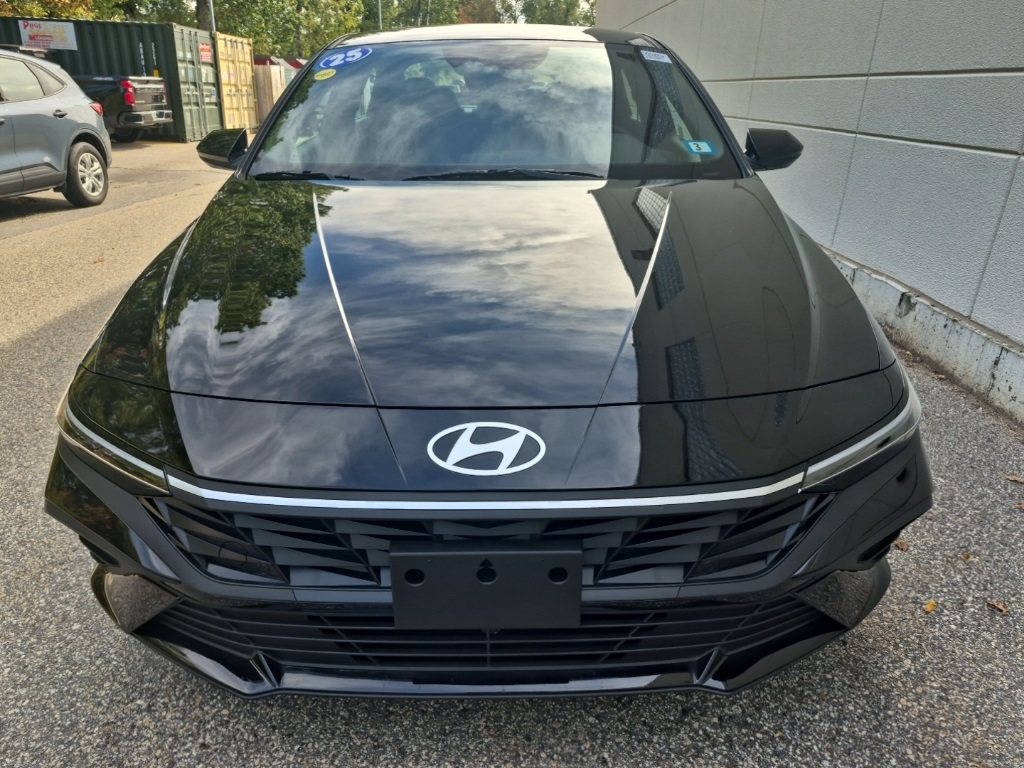 2025 Hyundai Elantra SEL Sport photo 2