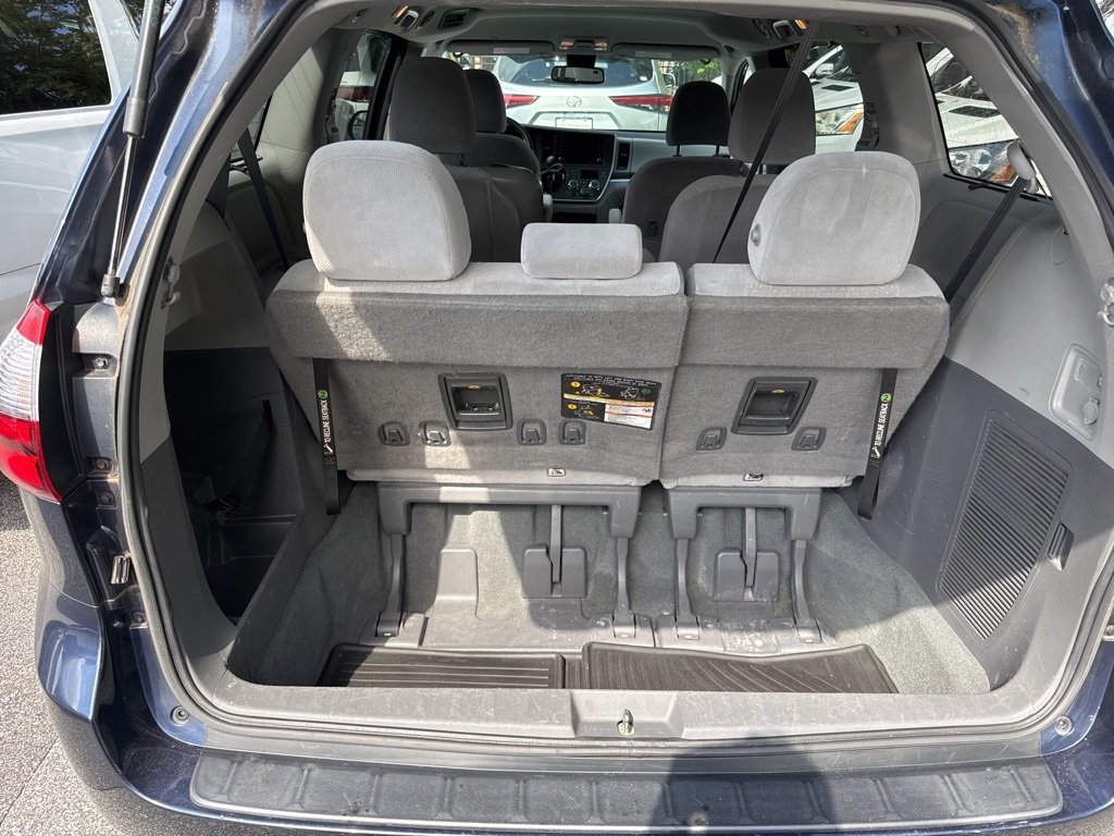 2020 Toyota Sienna LE photo 16