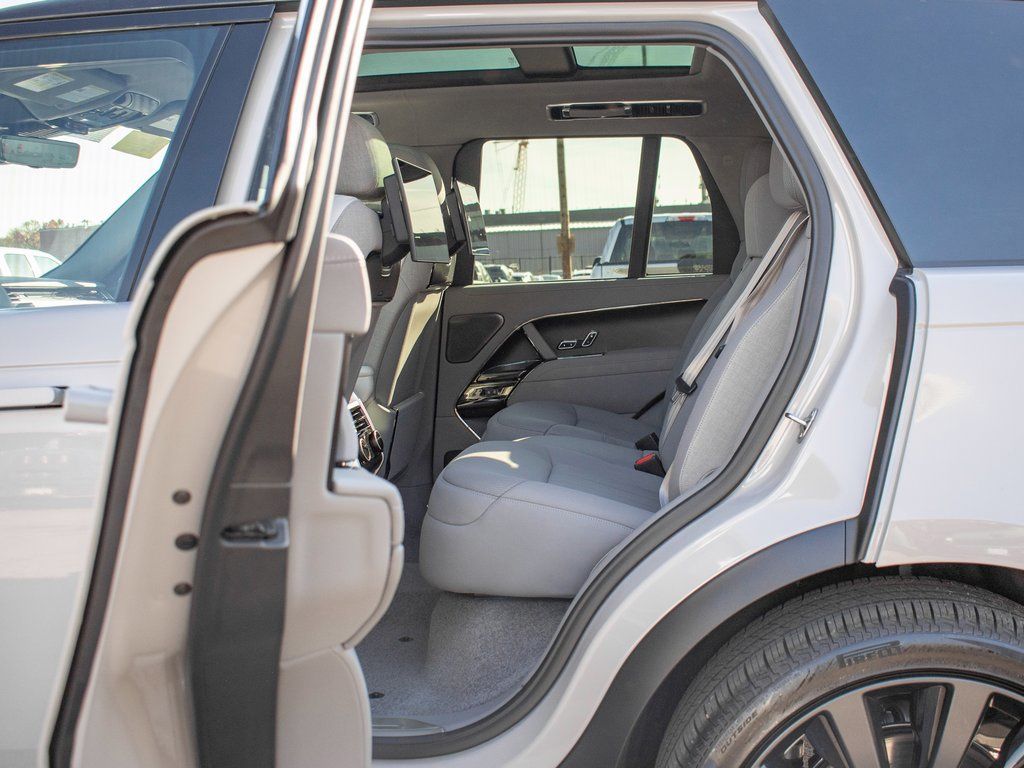 2025 Land Rover Range Rover SV photo 16