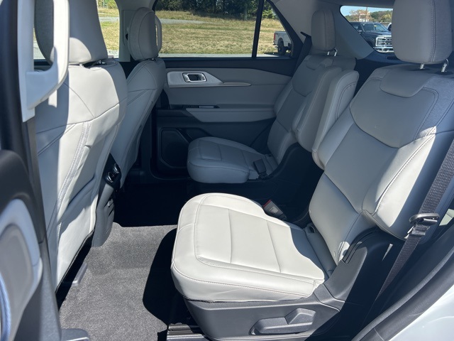 2025 Ford Explorer photo 12