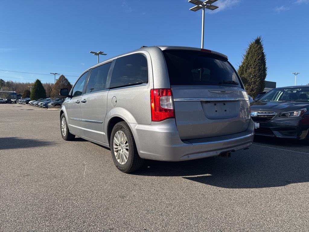 2016 Chrysler Town & Country Limited photo 3