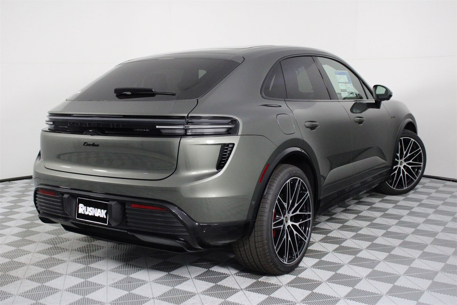 2025 Porsche Macan Electric Turbo photo 7