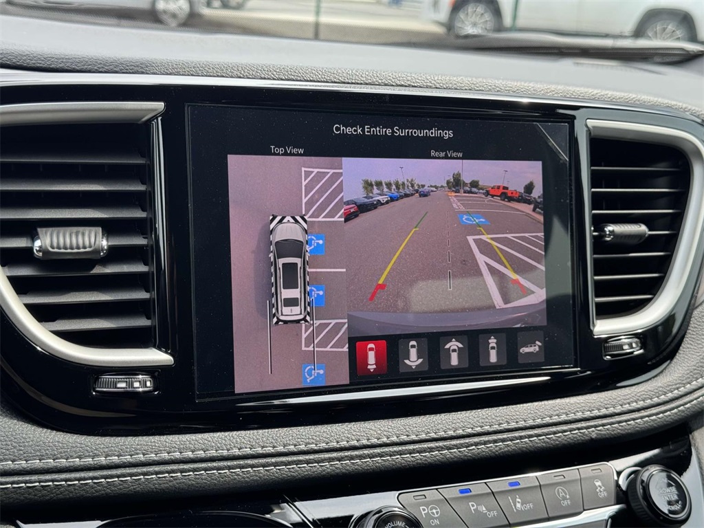 2025 Chrysler Pacifica photo 18