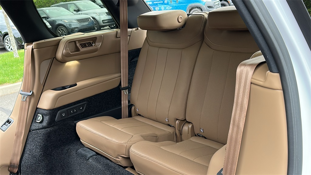 2025 Land Rover Range Rover SE photo 24