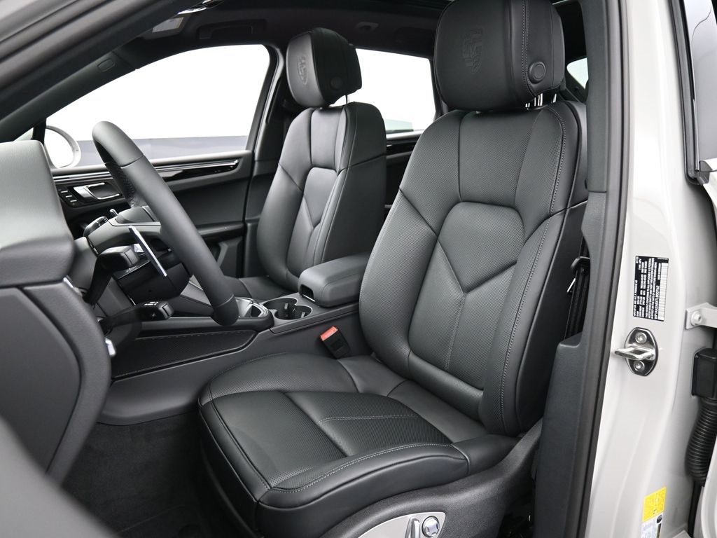 2026 Porsche Macan T photo 4