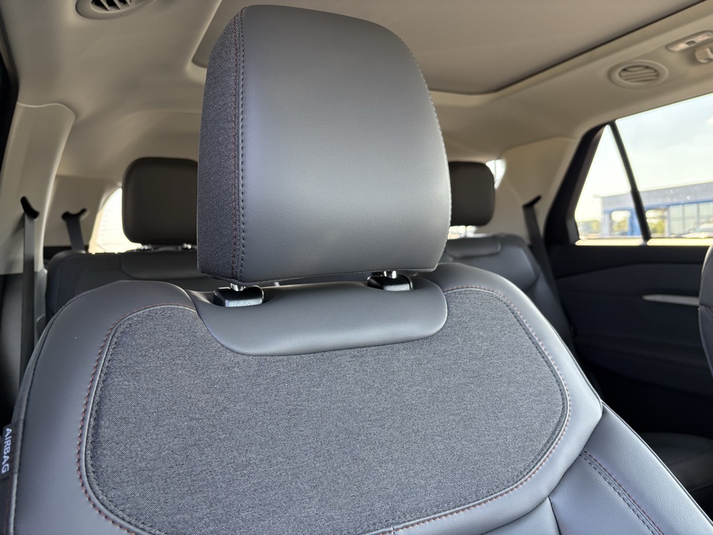 2025 Ford Explorer photo 25