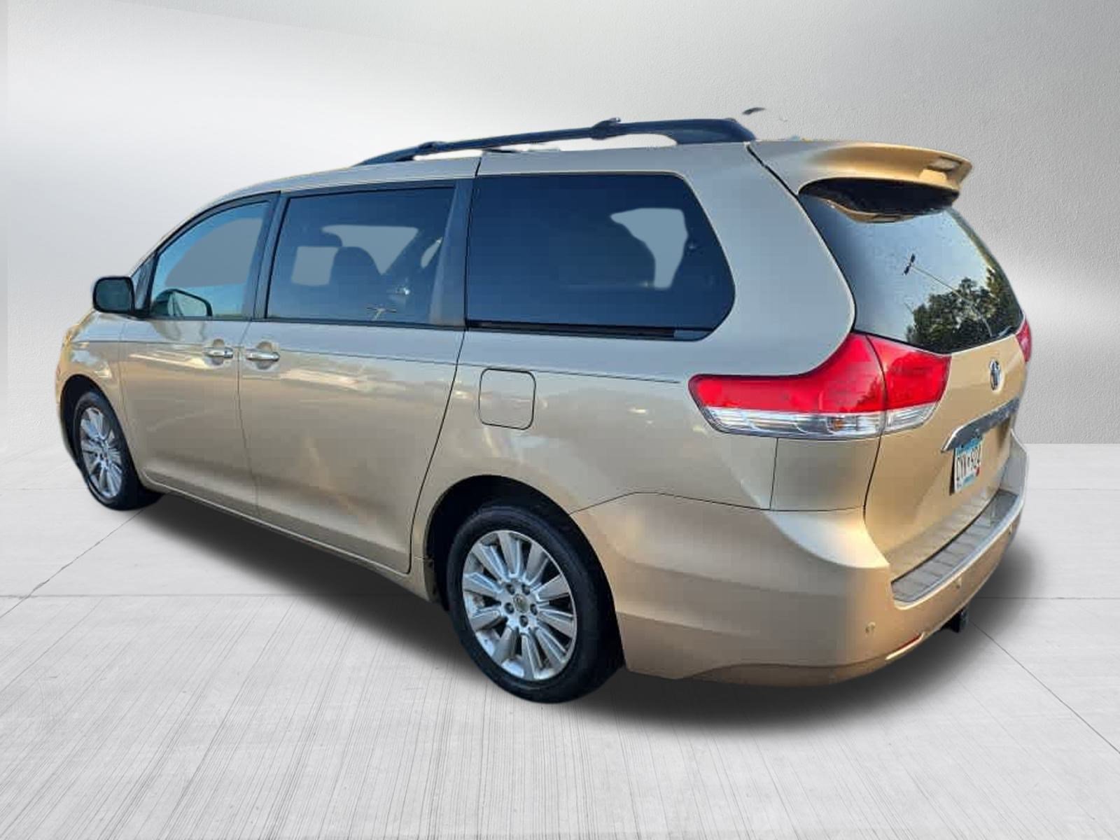 2012 Toyota Sienna XLE photo 3
