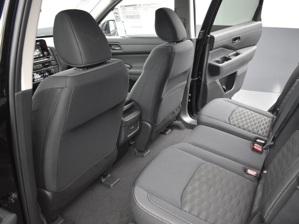 2025 Nissan Pathfinder S photo 12