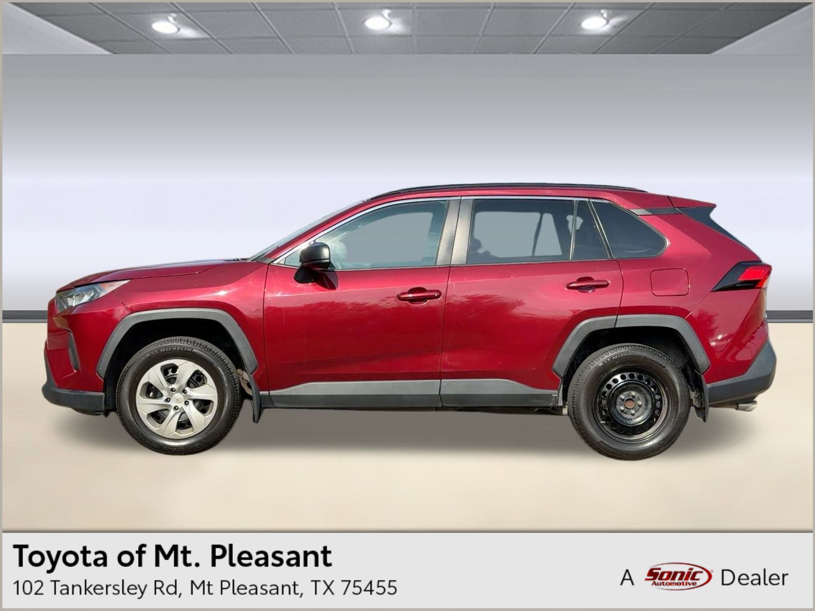 2021 Toyota RAV4 LE's photo