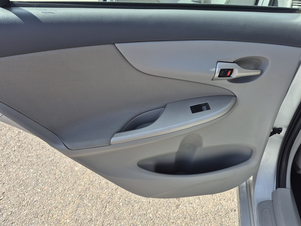 2010 Toyota Corolla LE photo 11