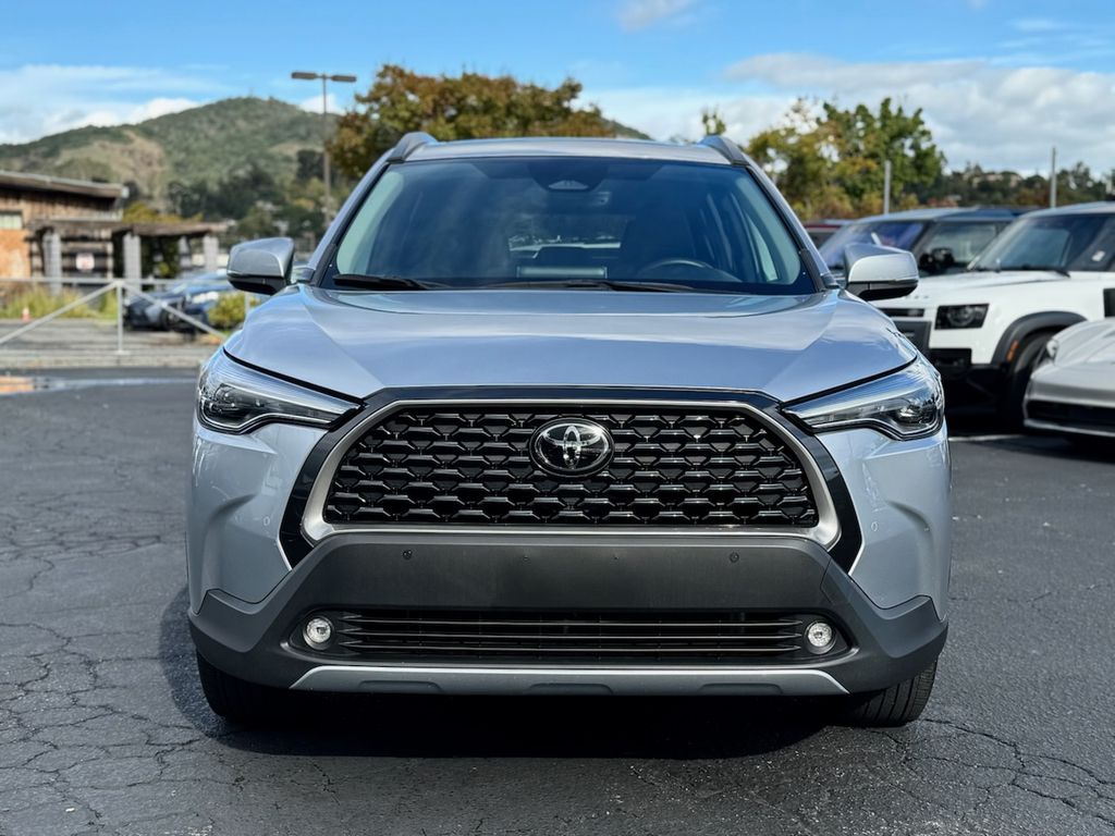 2023 Toyota Corolla Cross XLE photo 3