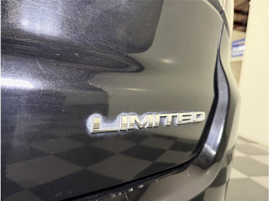 Used 2019 Diamond Black Crystal Pearlcoat Jeep Limited image 22