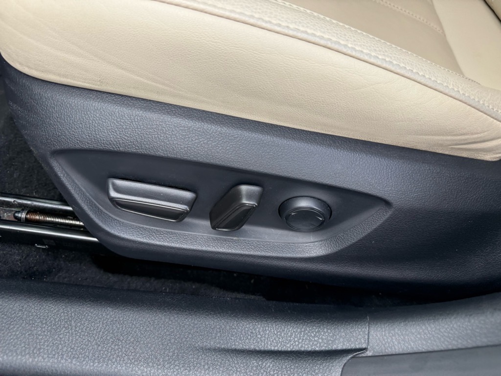 2019 Toyota Avalon XLE photo 16