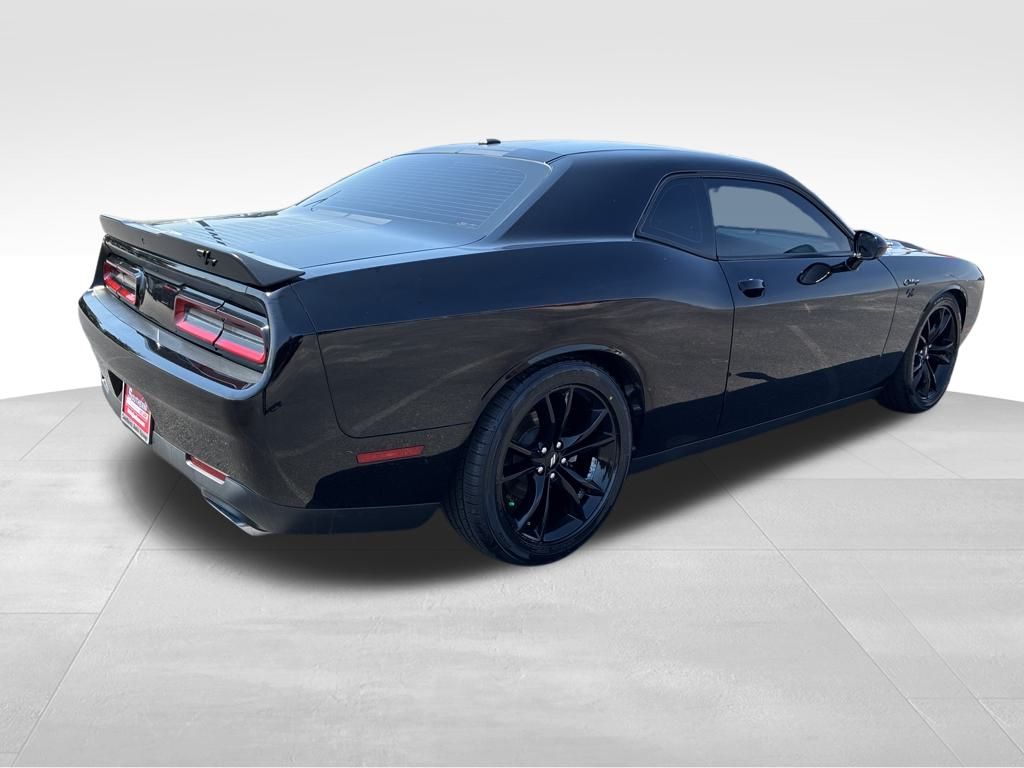 2017 Dodge Challenger R/T photo 5