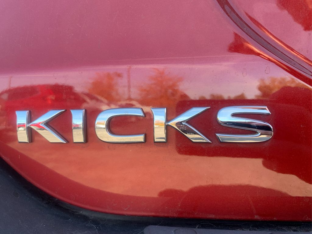 2020 Nissan Kicks SR photo 12