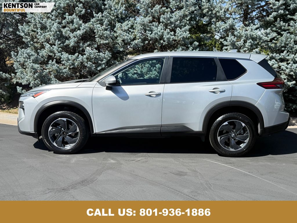 2024 Nissan Rogue SV photo 4