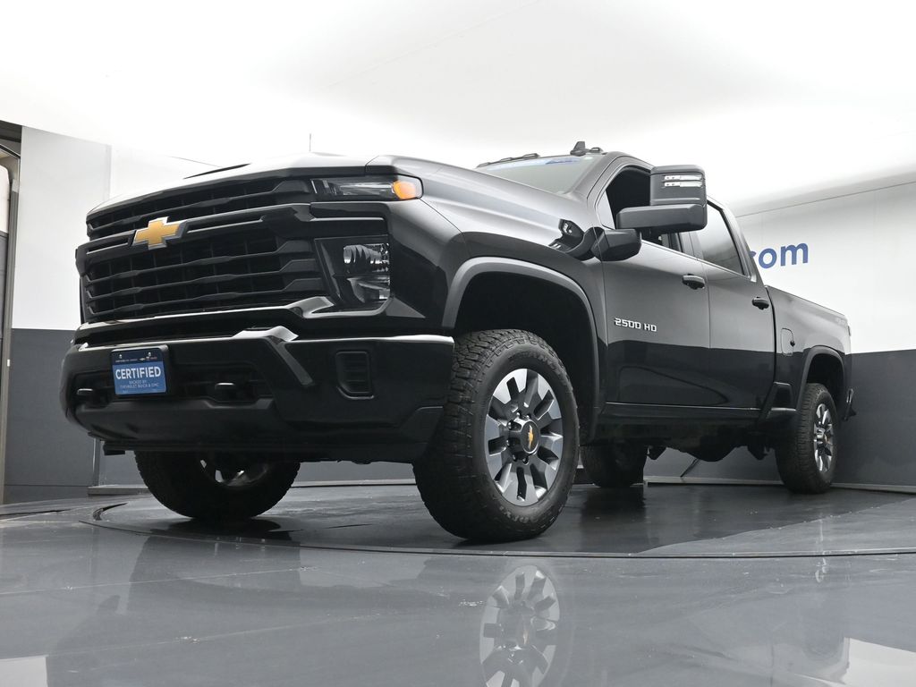 2025 Chevrolet Silverado 2500HD Custom photo 4