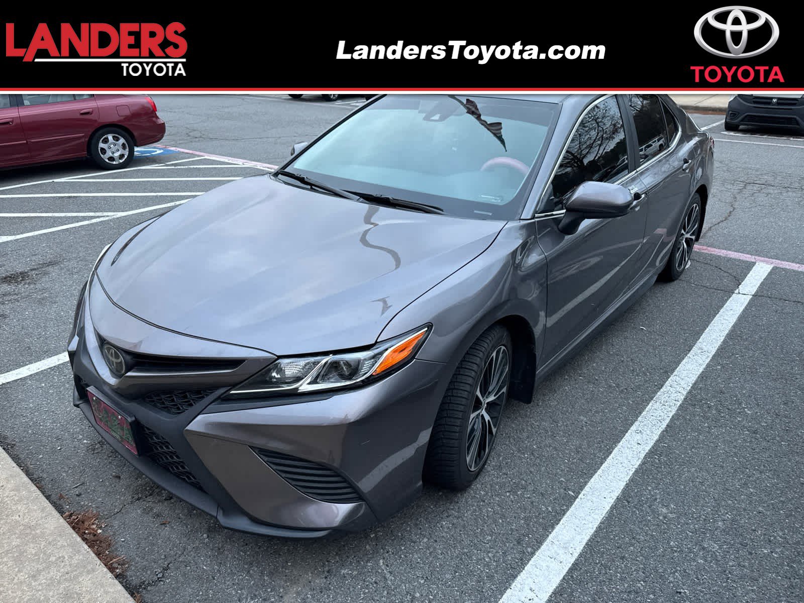 2020 Toyota Camry SE's photo