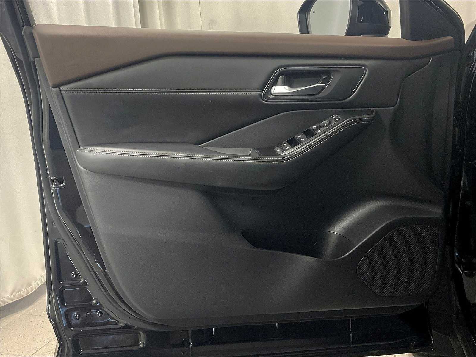 2022 Nissan Rogue SV photo 9