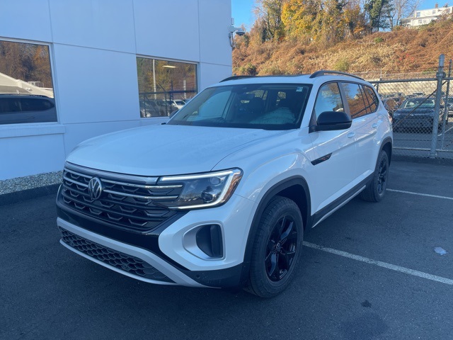 2026 Volkswagen Atlas Peak Edition SE photo 2