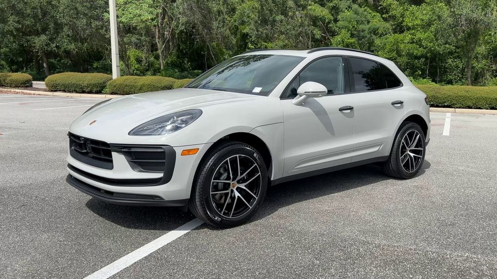 2025 Porsche Macan Base photo 4