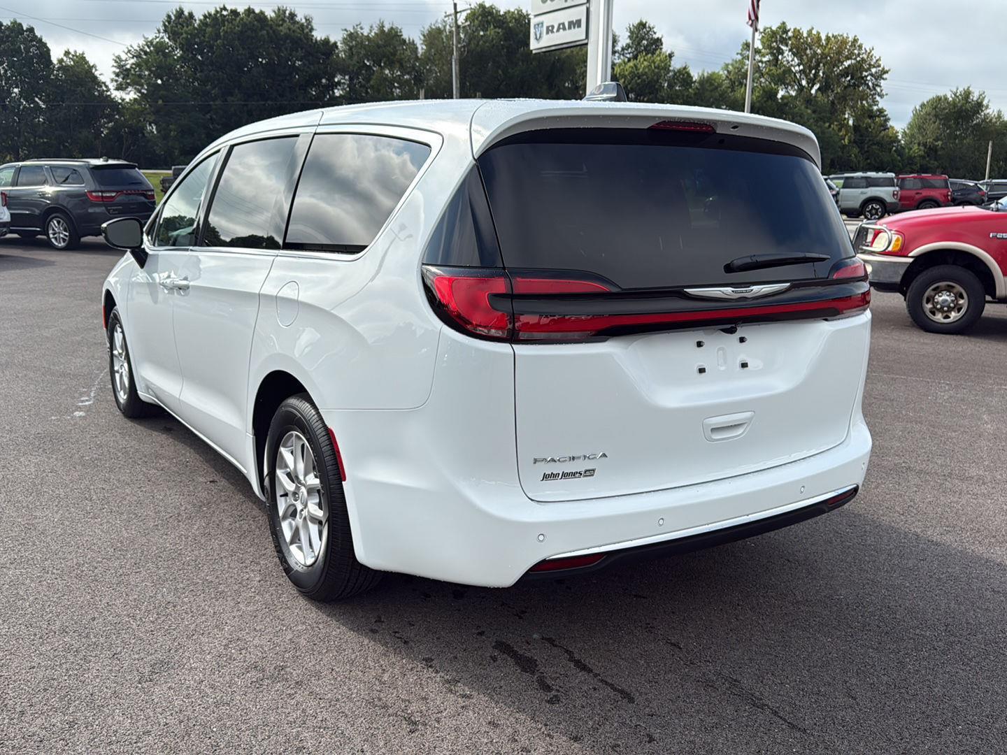 2026 Chrysler Pacifica photo 16