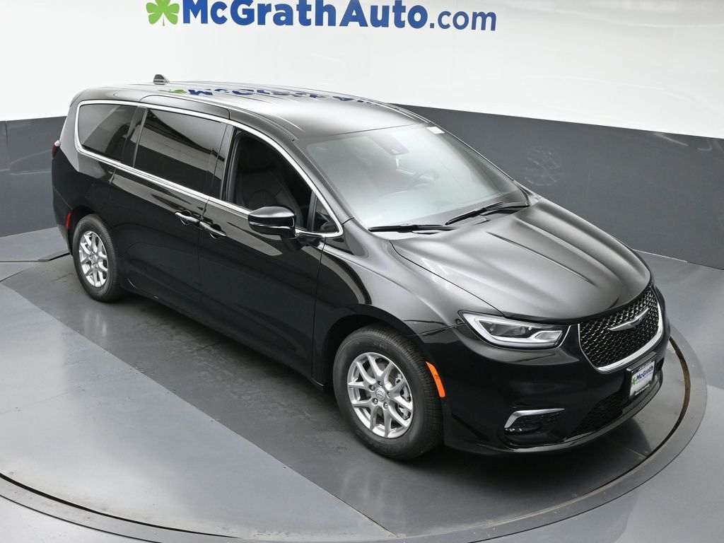 2026 Chrysler Pacifica photo 2
