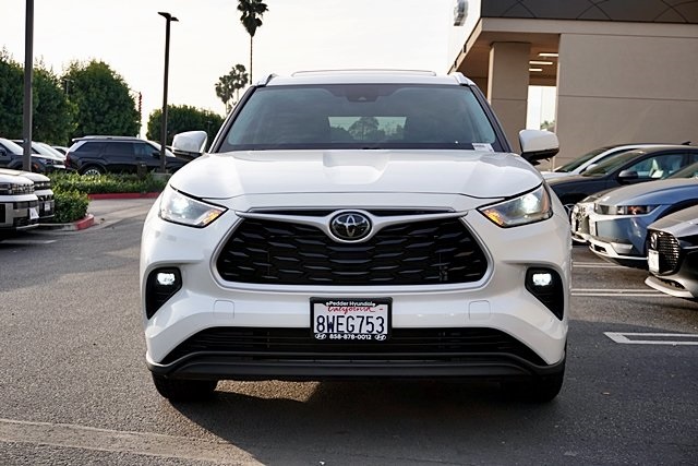 Used 2021 White Toyota XLE image 3