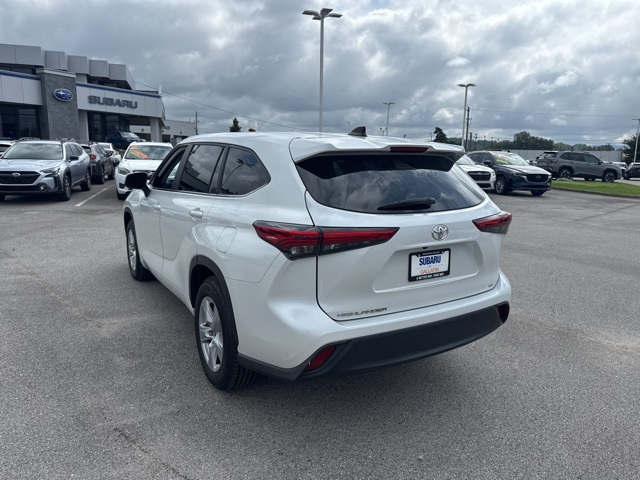 2023 Toyota Highlander LE photo 3